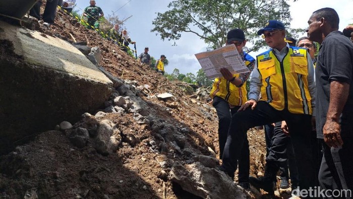 Menteri PU Dody Hanggodo melihat kondisi bawah Jembatan Enang-Enang.