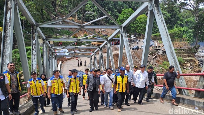 Menteri PU Dody Hanggodo meninjau jembatan Enang-Enang yang diperbaiki warga secara swadaya. (Foto: Agus Setyadi/detikSumut).
