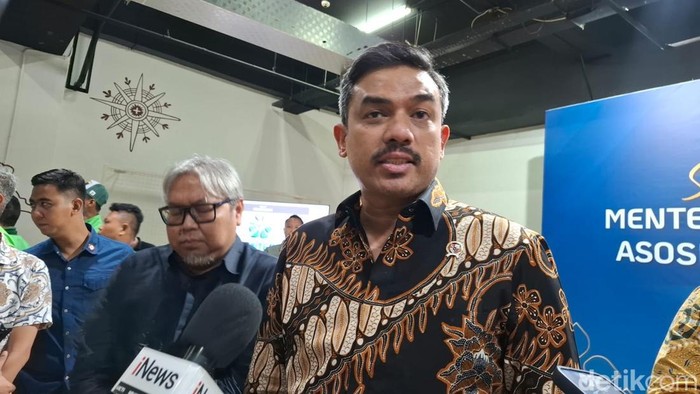 Menteri UMKM Maman Abdurrahman bersama driver ojol