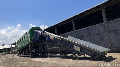 Mesin pemilah sampah otomatis dengan kapasitas 8 ton per jam di TOSS Center Klungkung, Bali, Rabu (8/7/2026).