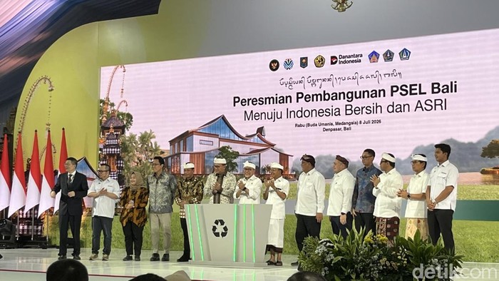 Para pejabat meresmikan pembangunan proyek PSEL di Denpasar, Bali, Rabu (8/7/2026).