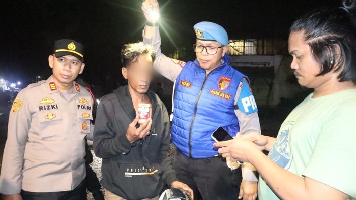 Patroli Dini Hari di Jakbar, Polisi Tangkap Pria Bawa Sabu