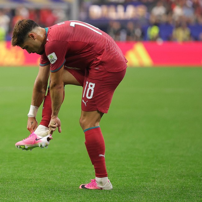 Bukan Tak Mampu Beli Baru, Ini Alasan Ada Sepatu dan Kaos Kaki Bolong di Piala Dunia