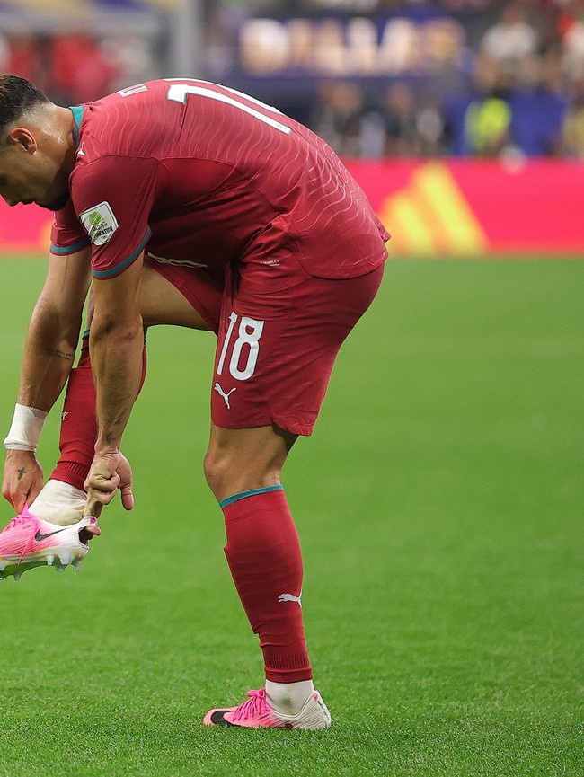 Bukan Tak Mampu Beli Baru, Ini Alasan Ada Sepatu dan Kaos Kaki Bolong di Piala Dunia