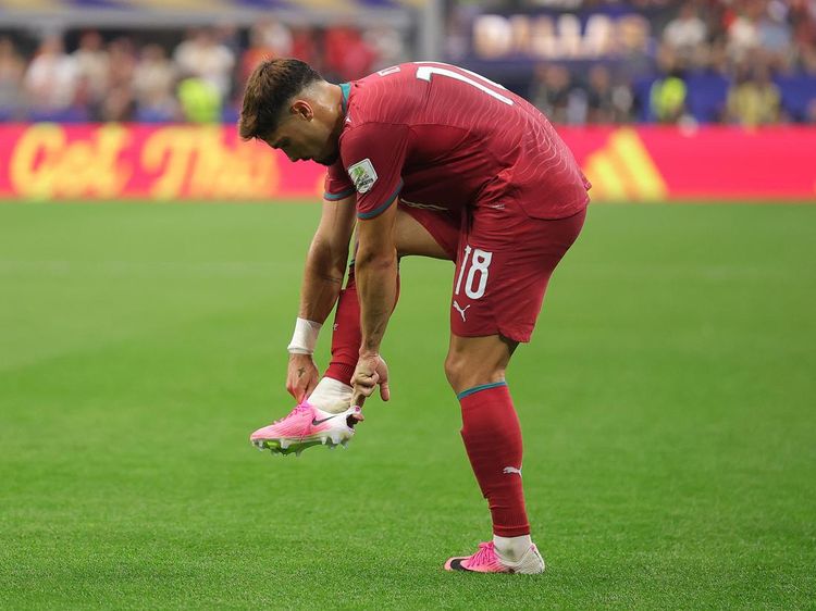 Bukan Tak Mampu Beli Baru, Ini Alasan Ada Sepatu dan Kaos Kaki Bolong di Piala Dunia