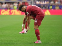 Bukan Tak Mampu Beli Baru, Ini Alasan Ada Sepatu dan Kaos Kaki Bolong di Piala Dunia