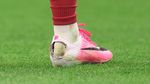 Bukan Tak Mampu Beli Baru, Ini Alasan Ada Sepatu dan Kaos Kaki Bolong di Piala Dunia