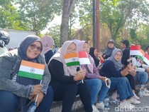 Emak-emak Pegawai SPPG Sambut Presiden Prabowo-PM India Modi di Prambanan