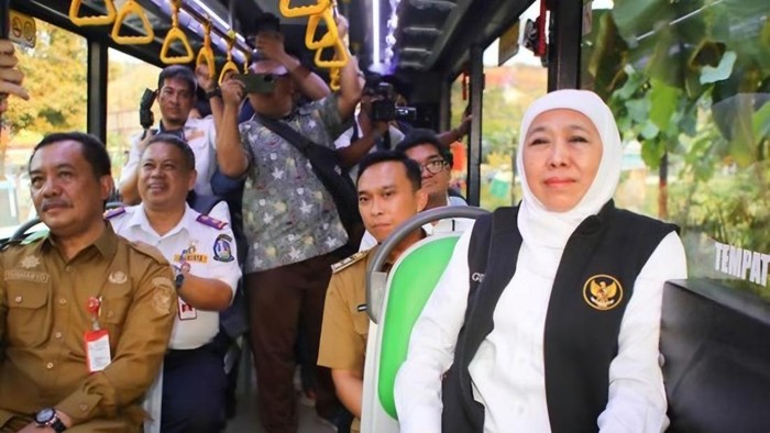 Gubernur Jatim Khofifah saar mencoba koridor bus Trans Jatim