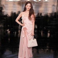 Aktris cantik Han So Hee meramaikan peragaan busana Dior Haute Couture di Paris. Tampil berbalut gaun pink pastel, yang memancarkan aura lembut dan elegan. Foto: Getty Images for Christian Dior/Victor Boyko