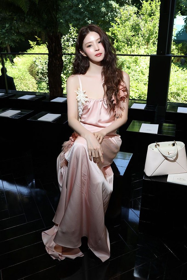 Salah satu video yang beredar menyorot aura princess Han So Hee saat mendapat pengawalan staf Dior. Sang aktris menuruni anak tangga sambil mengangkat gaunnya. Foto: Getty Images for Christian Dior/Victor Boyko
