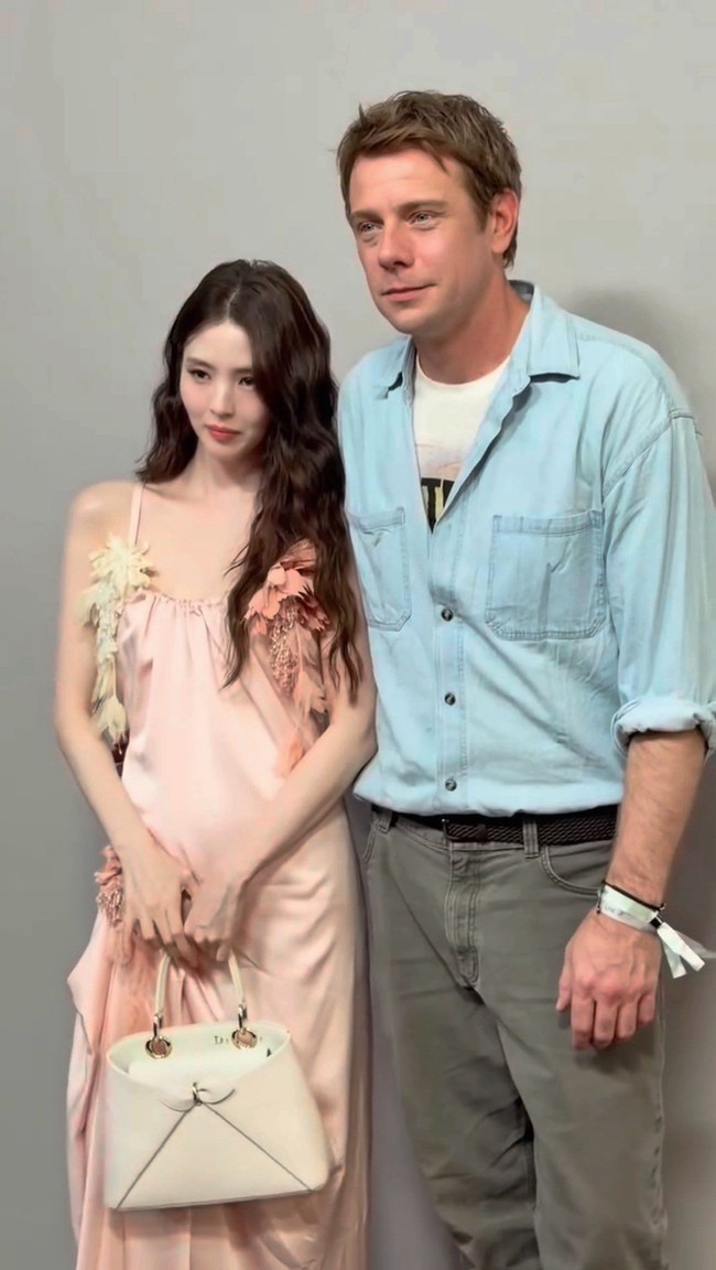 Gaya kalem Han So Hee dilengkapi dengan hand bag putih Dior Cigale karya direktur artistik Jonathan Anderson, yang menyambut hangat kedatangannya di Paris. Foto: dok. X