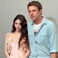 Gaya kalem Han So Hee dilengkapi dengan hand bag putih Dior Cigale karya direktur artistik Jonathan Anderson, yang menyambut hangat kedatangannya di Paris. Foto: dok. X