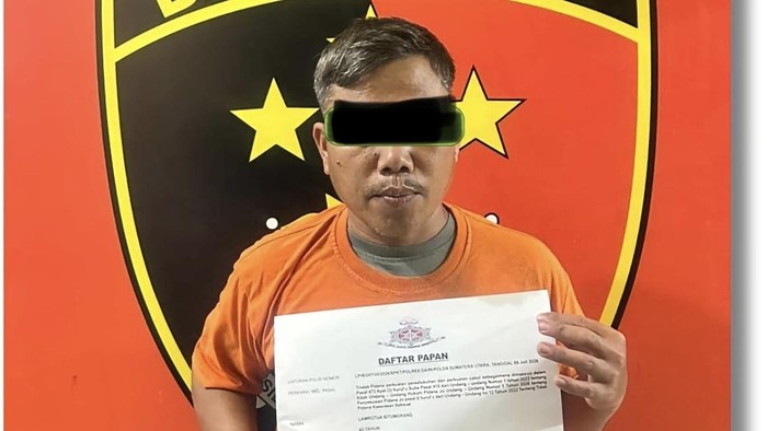 Tersangka saat diamankan Polres Dairi.