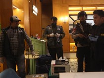 Video Polisi Sita Duit Rp 67,2 M Usai Geledah Kafe deClan-Money Changer