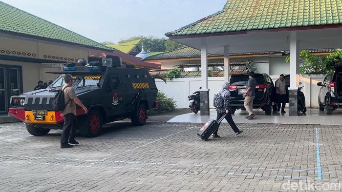 Salah seorang petugas KPK yang membawa koper usai penggeledahan.