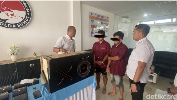 Kedua tersangka saat diinterogasi oleh Ditresnarkoba Polda Sumut.