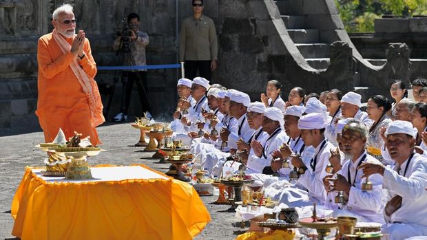 Perdana Menteri (PM) India Narendra Modi saat menjalani ibadah di Candi Prambanan.