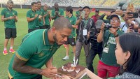 Di sektor pemain asing, Persebaya mendatangkan bek tengah asal Tanjung Verde Yuran Fernandes Selain itu, ada dua gelandang asal Portugal, yakni Diogo Ramalho dan Miguel Pereira.Lalu ada striker asal Kongo Yann Kevin Mabella serta striker asal Brasil Alex Martins.