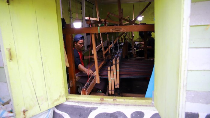 Perajin menenun kain ulos khas Karo di Kampung Ulos, Berastagi, Kabupaten Karo, Sumatera Utara, Rabu (8/7/2026). Selain dikenal sebagai sentra penghasil buah dan sayuran, Kabupaten Karo juga dikenal sebagai kampung kerajinan ulos yang telah ada sejak abad ke-14, dengan harga jual ulos berkisar antara Rp150 ribu hingga Rp850 ribu per helai. ANTARA FOTO/Yudi Manar