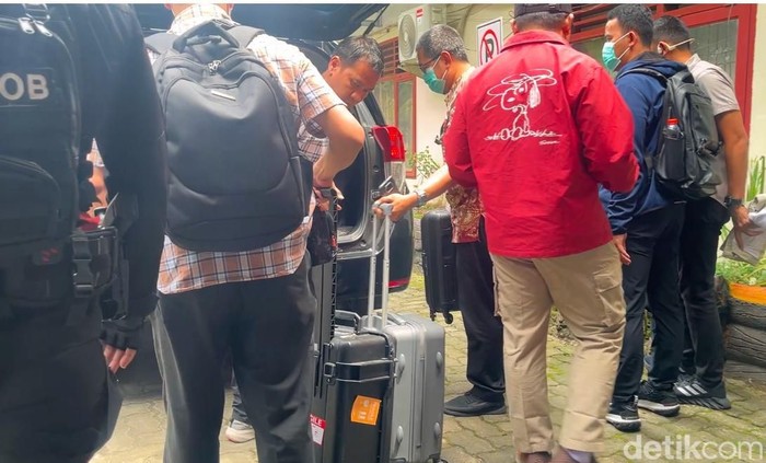 Petugas KPK usai menggeledah kantor Disdik Langkat. (Finta Rahyuni/detikSumut)