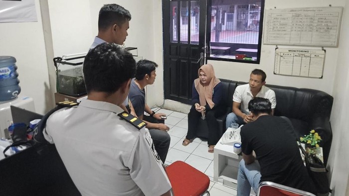 Petugas Rutan Berau mengamankan WBP dan pengantar sabu