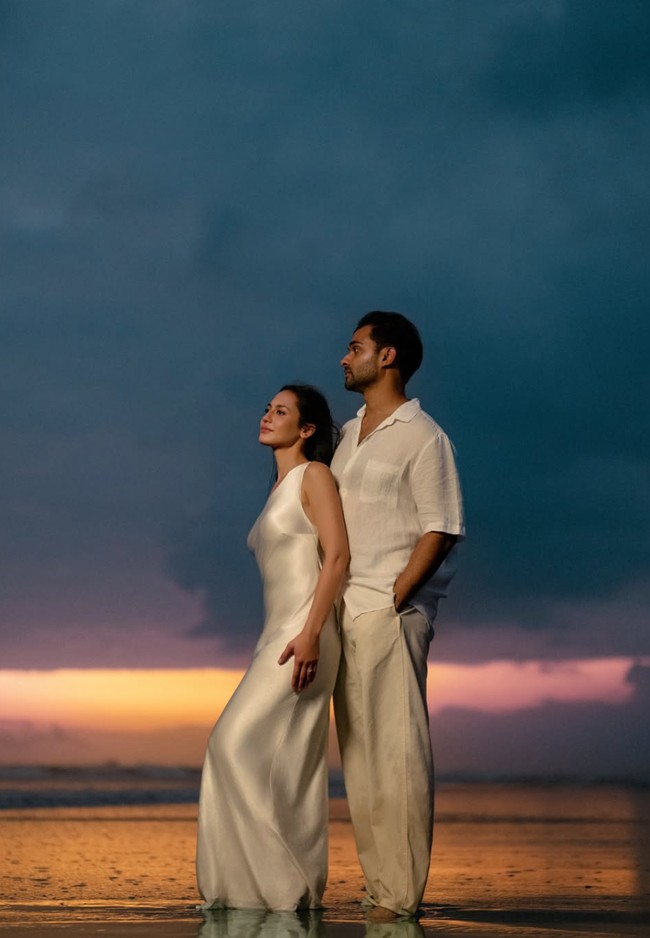 Pevita Pearce tampil serasi dengan suaminya, Mirzan Meer, saat menjalani pemotretan di pantai. Keduanya kompak kenakan busana simpel elegan dengan nuansa putih dan krem. Foto: Instagram/@pevpearce