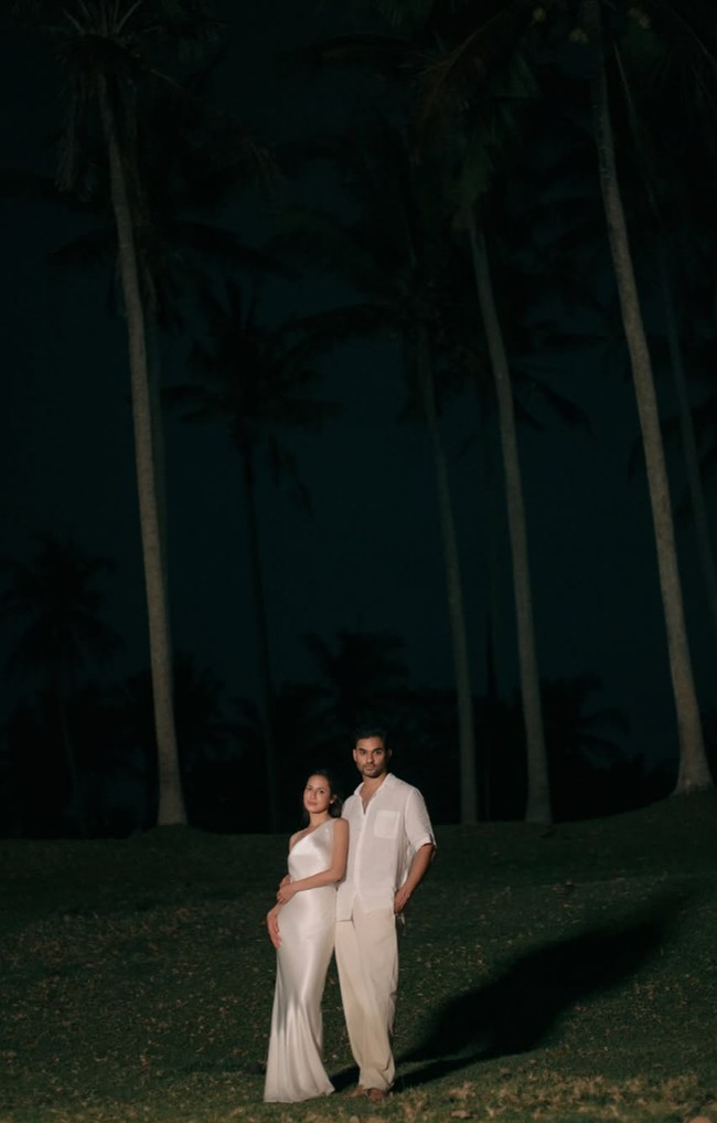 Pevita tampil memukau dalam balutan dress panjang berbahan sleek berpotongan one shoulder. Sementara suaminya memadukan kemeja putih dan celana panjang linen berwarna krem. Foto: Instagram/@pevpearce