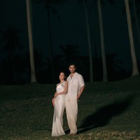 Pevita tampil memukau dalam balutan dress panjang berbahan sleek berpotongan one shoulder. Sementara suaminya memadukan kemeja putih dan celana panjang linen berwarna krem. Foto: Instagram/@pevpearce