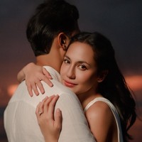 Gaya Pevita Pearce & Suami Pemotretan di Pantai, Pasutri Pamer Kemesraan