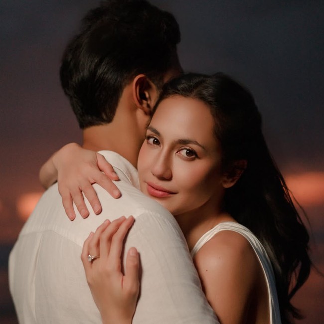 Gaya Pevita Pearce & Suami Pemotretan di Pantai, Pasutri Pamer Kemesraan
