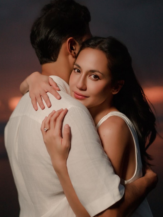 Gaya Pevita Pearce & Suami Pemotretan di Pantai, Pasutri Pamer Kemesraan