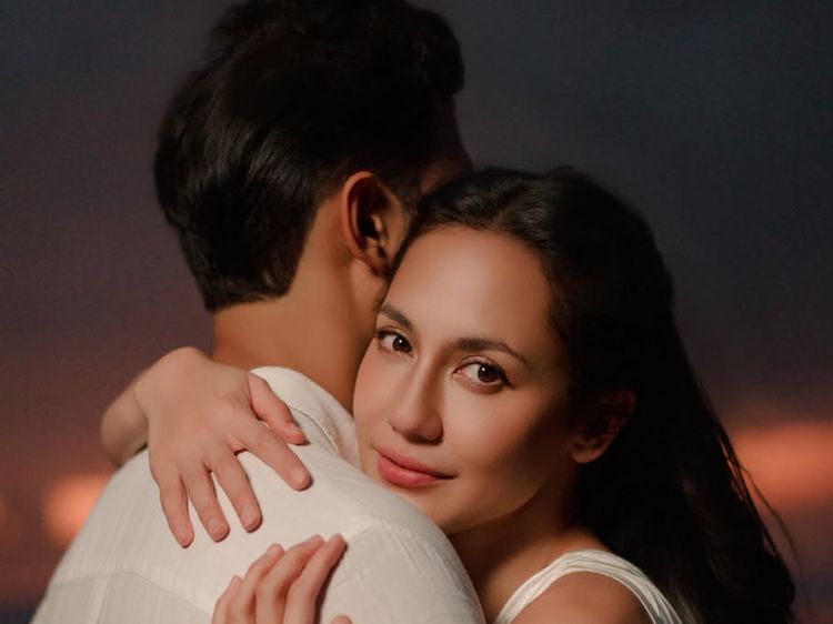 Gaya Pevita Pearce & Suami Pemotretan di Pantai, Pasutri Pamer Kemesraan