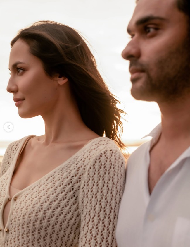 Sesuai dengan konsep pemotretan yang simpel, penampilan Pevita juga terlihat natural dengan rambut yang dibiarkan terurai. Wajahnya juga hanya dipulas dengan riasan minimalis. Meski demikian tak sedikit yang memuji kecantikan wanita 33 tahun itu. Foto: Instagram/@pevpearce
