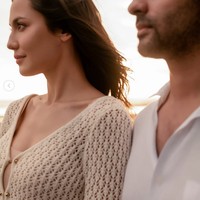 Sesuai dengan konsep pemotretan yang simpel, penampilan Pevita juga terlihat natural dengan rambut yang dibiarkan terurai. Wajahnya juga hanya dipulas dengan riasan minimalis. Meski demikian tak sedikit yang memuji kecantikan wanita 33 tahun itu. Foto: Instagram/@pevpearce