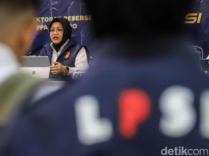 Direktur Reserse PPA dan PPO Polda Metro Jaya Rita Wulandari Wibowo bersama Asisten Deputi Penyediaan Layanan Anak yang Memerlukan Perlindungan Khusus Kementerian Pemberdayaan Perempuan dan Perlindungan Anak (PPPA) Ciput Eka Purwianti serta Wakil Ket
