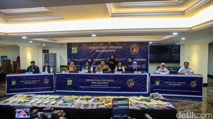 Direktur Reserse PPA dan PPO Polda Metro Jaya Rita Wulandari Wibowo bersama Asisten Deputi Penyediaan Layanan Anak yang Memerlukan Perlindungan Khusus Kementerian PPPA Ciput Eka Purwianti.