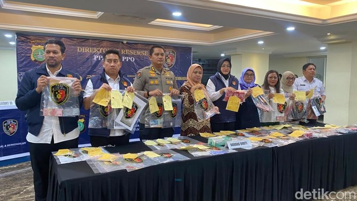 Polda Metro Jaya membongkar kasus prostitusi anak di kafe kawasan Cibitung Bekasi. Awalnya, polisi mengusut kabar WNA terlibat prostitusi anak. (Devi/detikcom)