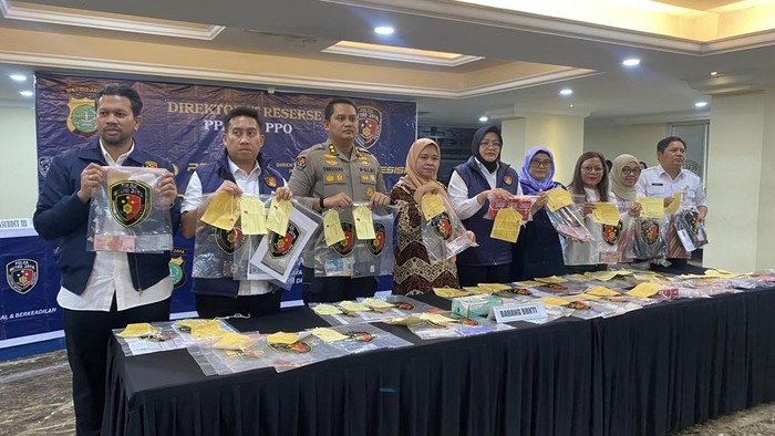 Polda Metro Jaya mengungkap kasus eksplotasi seksual berkedok kafe di Cibitung, Bekasi, Jawa Barat (Jabar)