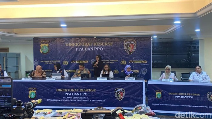 Polda Metro Jaya mengungkap kasus tindak pidana perdagangan orang (TPPO) di wilayah Cibitung, Bekasi. Kafe karaoke yang eksploitasi anak dibongkar. (Devi/detikcom)