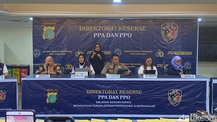 Polda Metro Jaya mengungkap kasus tindak pidana perdagangan orang (TPPO) di wilayah Cibitung, Bekasi. Kafe karaoke yang eksploitasi anak dibongkar. (Devi/detikcom)