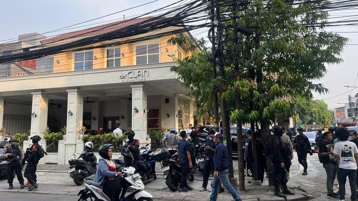 Polisi menggeledah kafe deClan di Cipete, Jakarta Selatan. (Adhfar/detikcom)