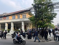 Polisi Temukan Brankas Besar Saat Geledah Kafe deClan di Cipete
