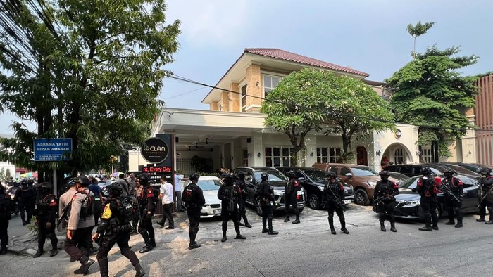 Foto: Polisi geledah kafe deClan Signature di Cipete, Jakarta Selatan (Adhfar/detikcom) 