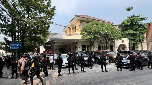 Polisi geledah kafe DeClan di Cipete, Jakarta Selatan (Adhfar/detikcom)