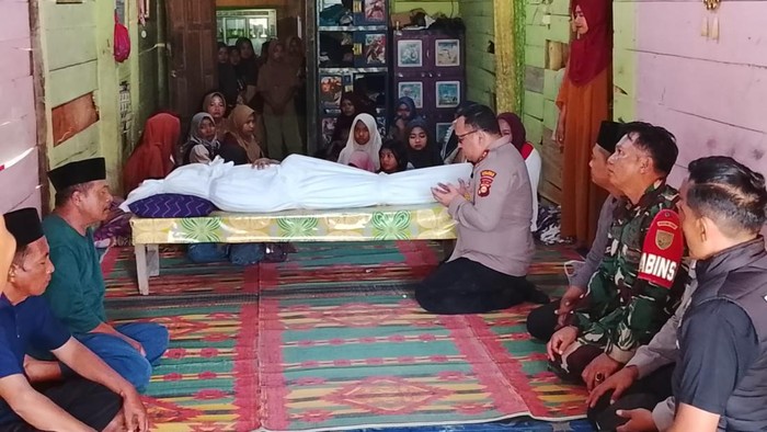 Polisi mendatangi lokasi rumah korban yang meninggal dan menemukan tali.