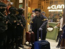Polisi Sita 4 Koper hingga Brankas saat Geledah Kafe deClan