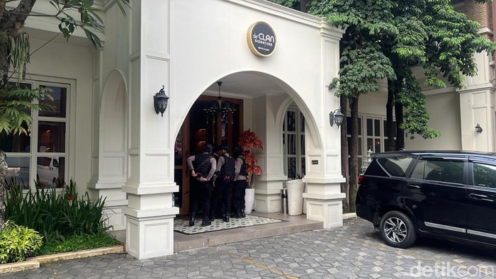Polisi menggeledah restoran dan money changer di Cipete, Jakarta Selatan (Jaksel), terkait kasus korupsi batu bara. (Adhfar/detikcom)