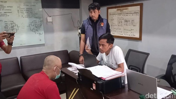 Polisi Pandeglang menangkap HD (46) yang membawa uang palsu Rp 45 juta. (Aris/detikcom)