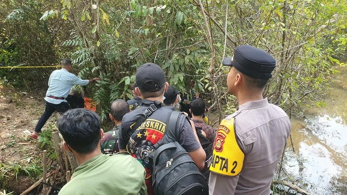 Polisi saat olah TKP penemuan mayat di Prabumulih